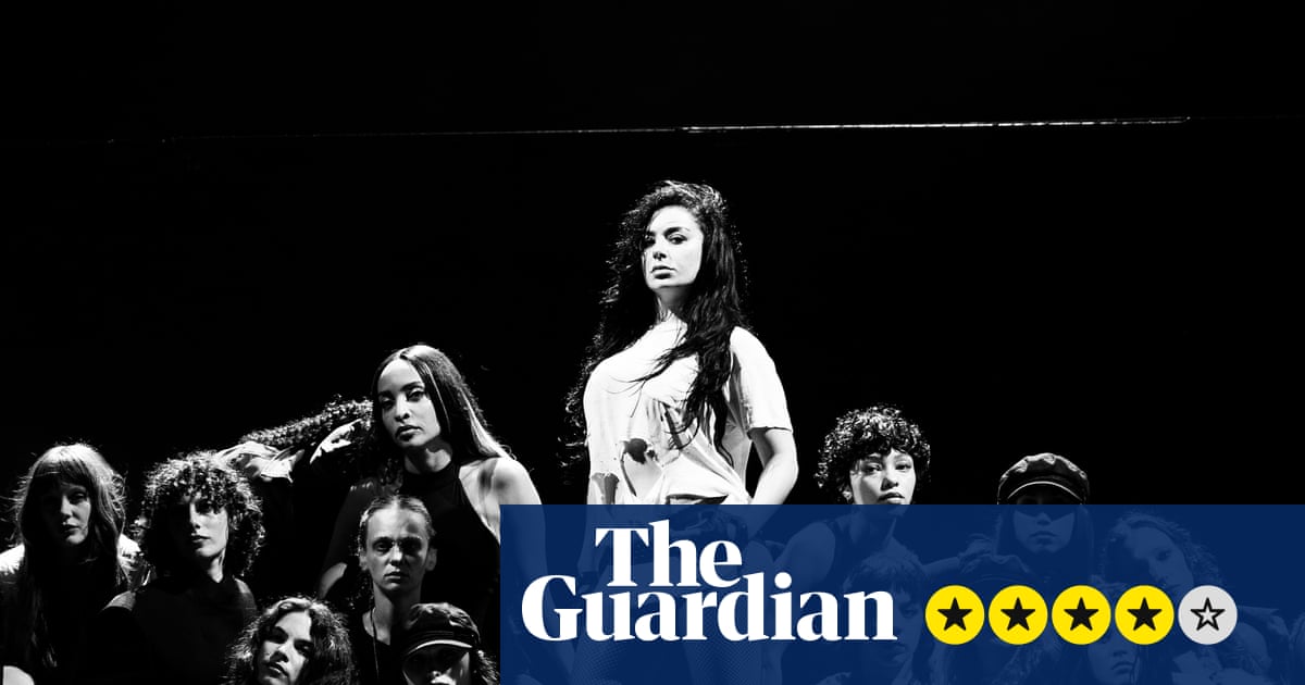 Сцена, эго и аудитория: что выступление Charli XCX на Reading может подсказать науке о перформансе